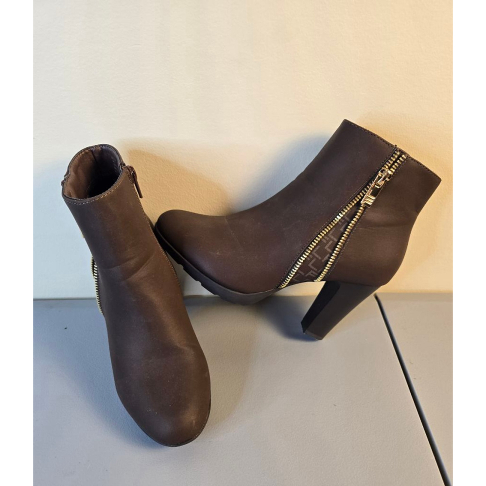 Women's London Fog Brown Ankle Boots & Booties Size 6 with Gold Zippers